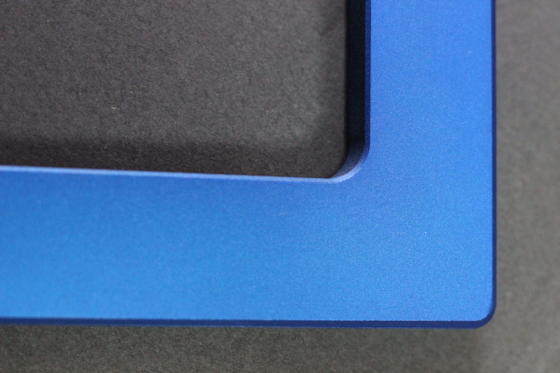 Chorreado y anodizado azul brillo